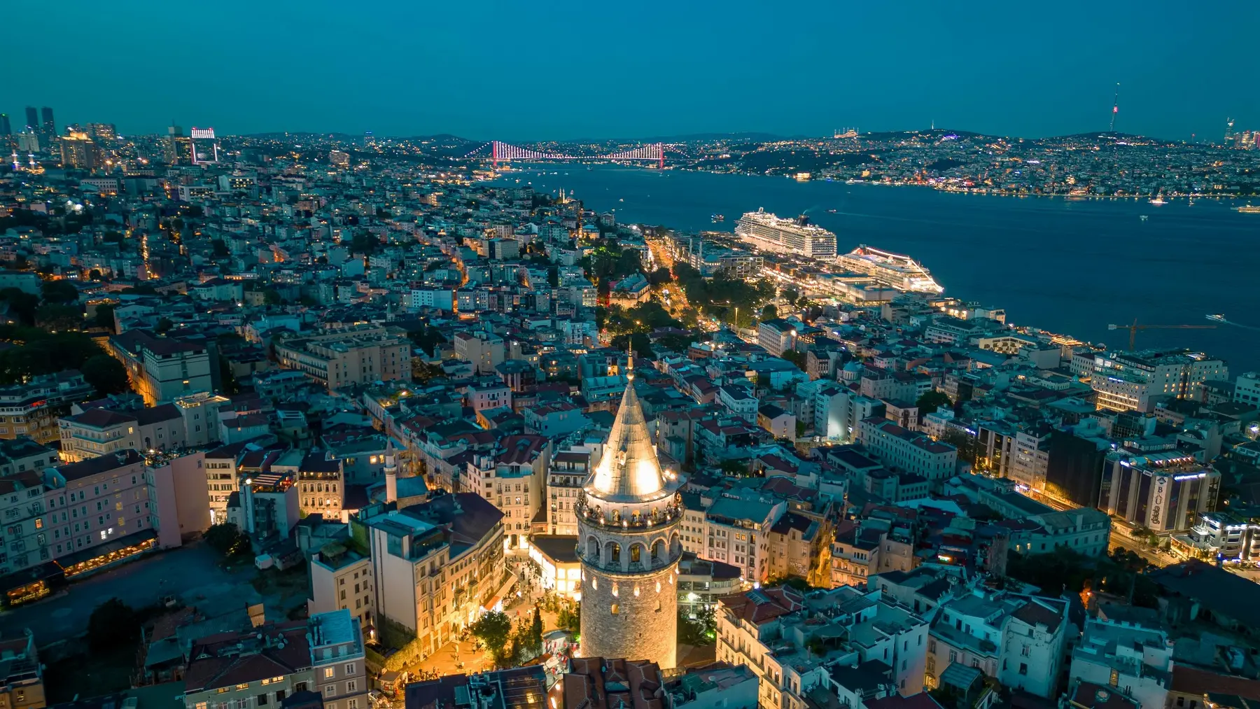 Galata Kulesi ve İstanbul silueti