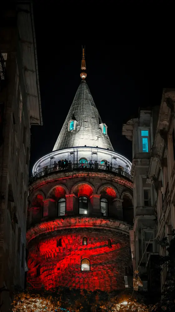 Galata sokaklarından kule görünümü