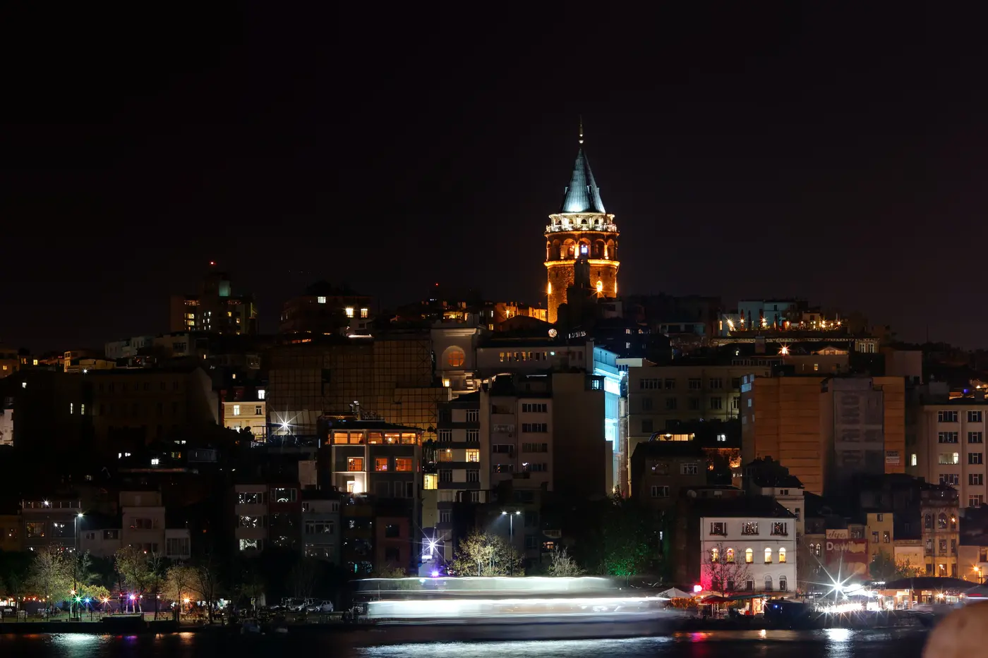 Galata Kulesi ve çevresindeki tarihî sokak