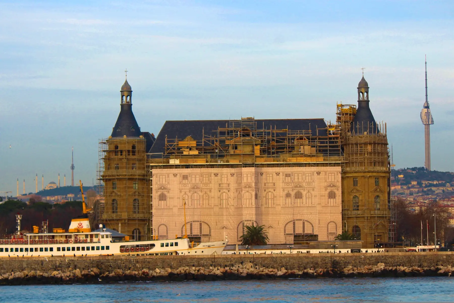 Gün batımında Haydarpaşa Garı