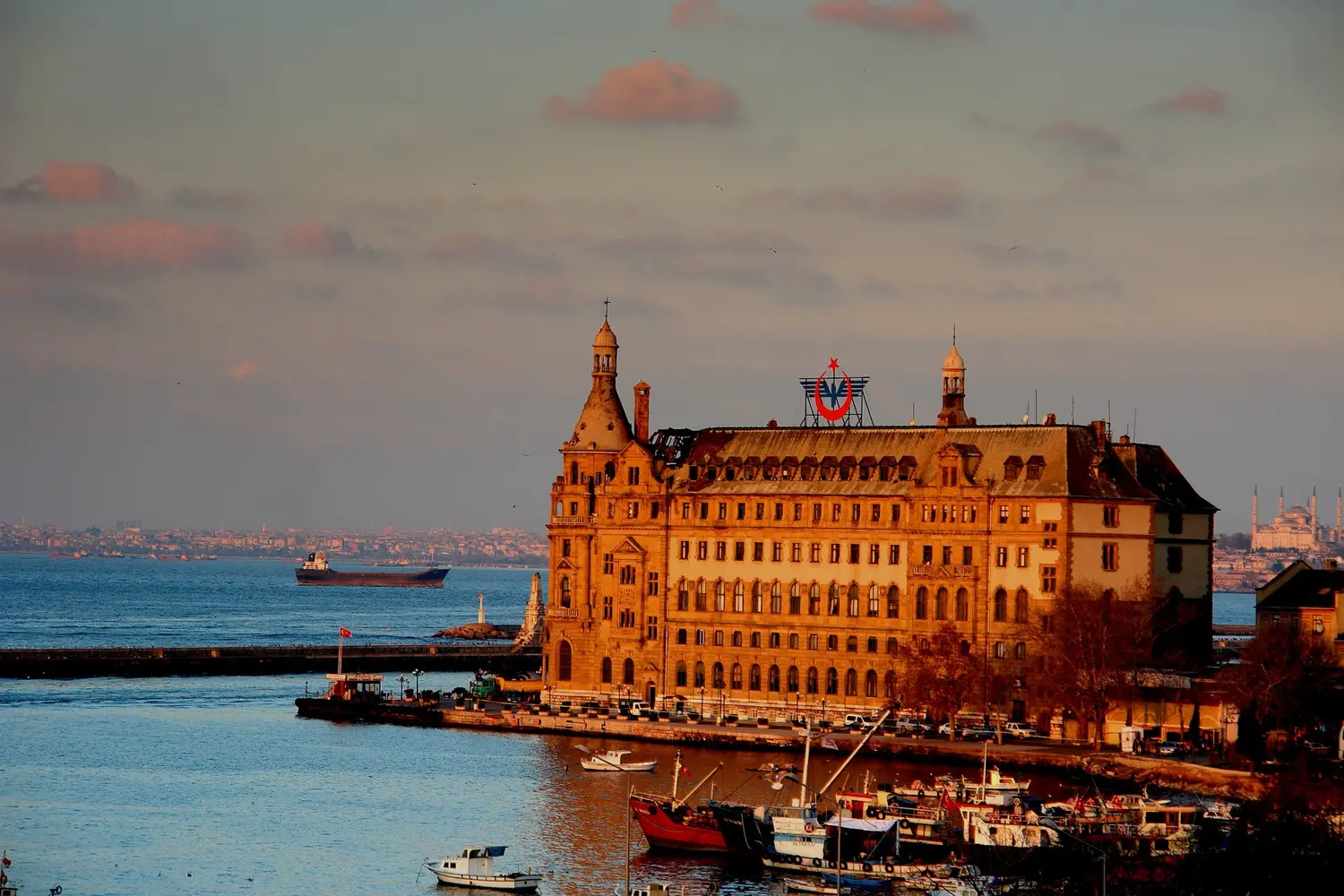 Denizden Haydarpaşa Garı görünümü